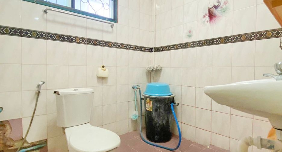 For sale 3 bed townhouse in Mueang Samut Sakhon, Samut Sakhon