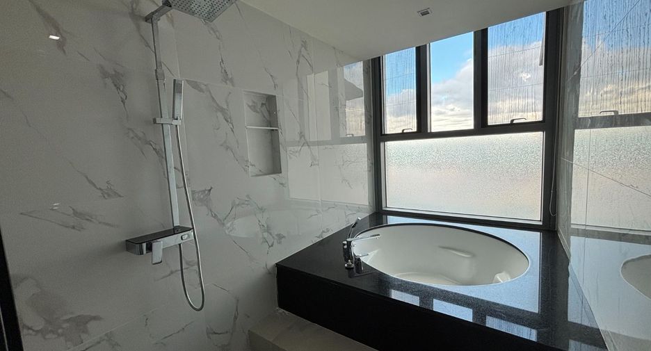 For sale 3 bedrooms condo in Yan Nawa, Bangkok