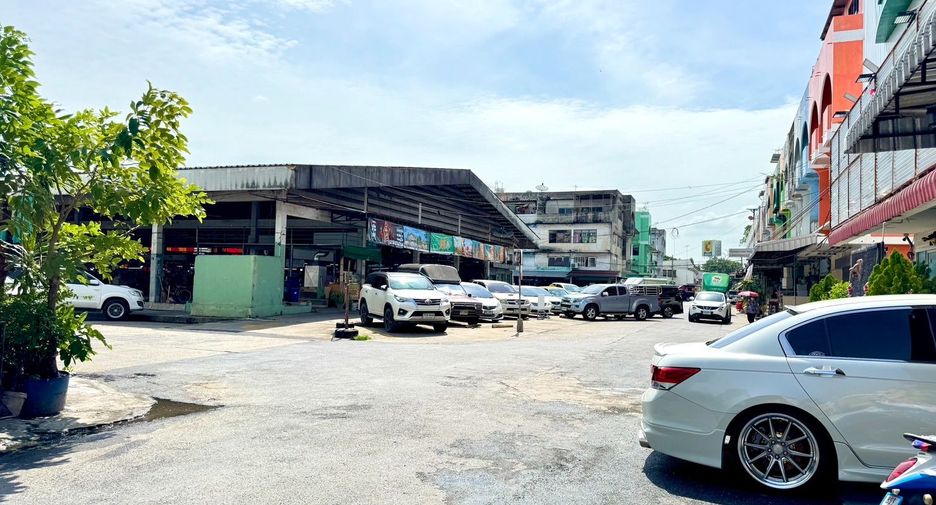For sale 4 bedrooms retail Space in Bang Khen, Bangkok