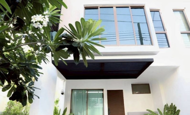 Casa adosada en venta de 3 habitaciones en Phra Khanong, Bangkok