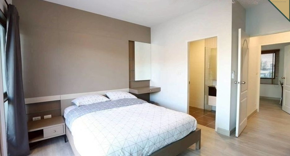 For sale 3 bedrooms townhouse in Phra Khanong, Bangkok
