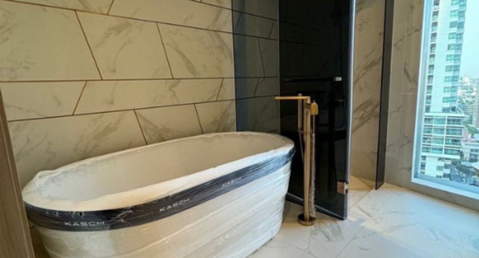For sale 2 bedrooms condo in Khlong Toei, Bangkok
