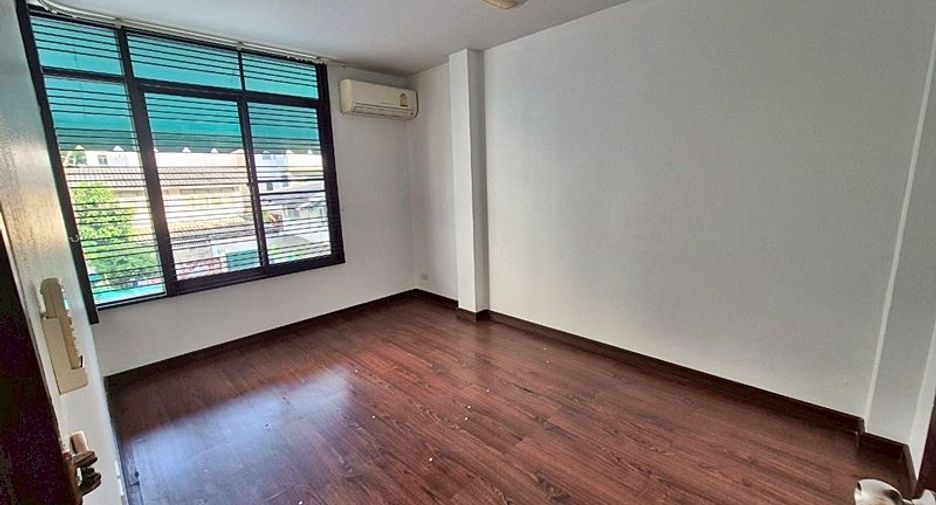 For rent retail Space in Phaya Thai, Bangkok