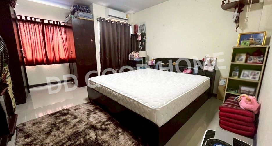 For sale 2 bedrooms townhouse in Si Racha, Chonburi