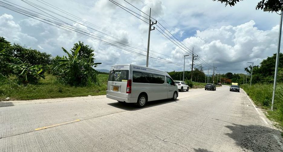 出售 土地 在 Si Racha, Chon Buri