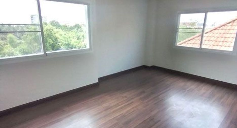 For sale 3 bedrooms retail Space in Nong Khaem, Bangkok