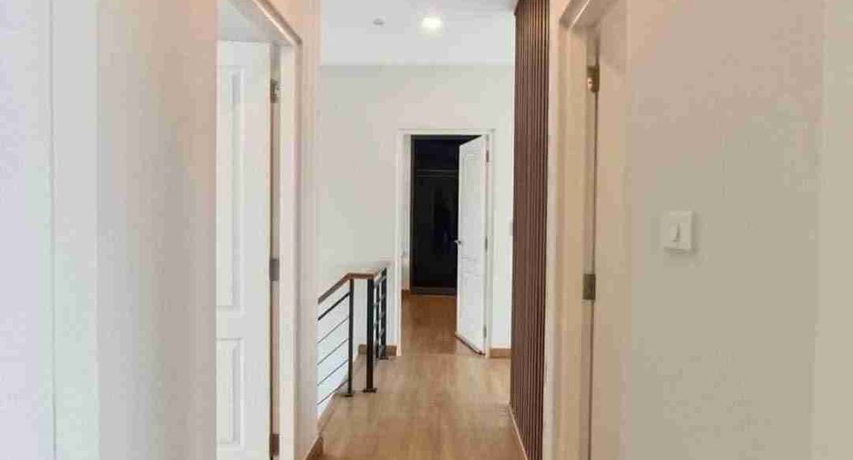 For sale 4 bedrooms house in Lat Krabang, Bangkok