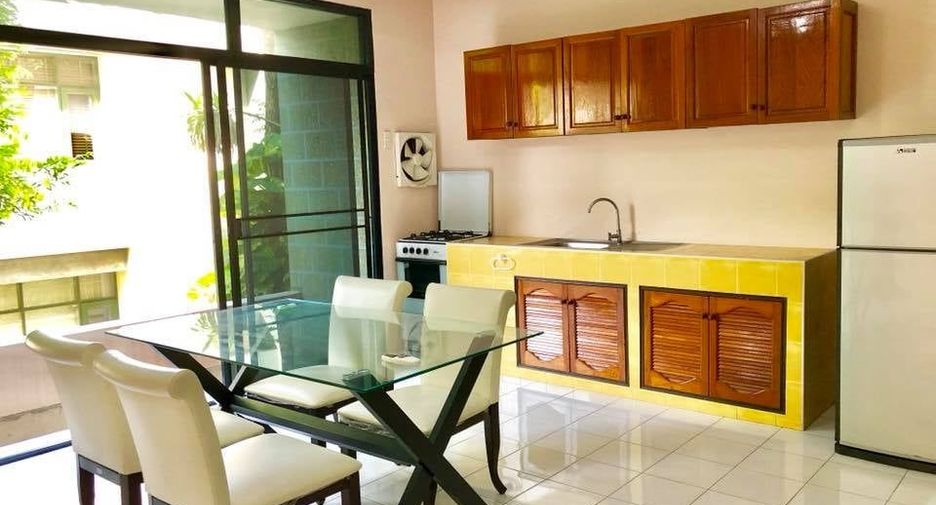 For rent 4 bedrooms house in Watthana, Bangkok