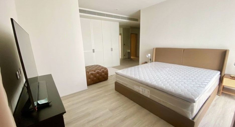 For rent 3 bedrooms condo in Huai Khwang, Bangkok
