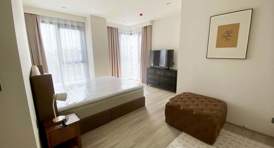 For rent 3 bedrooms condo in Huai Khwang, Bangkok