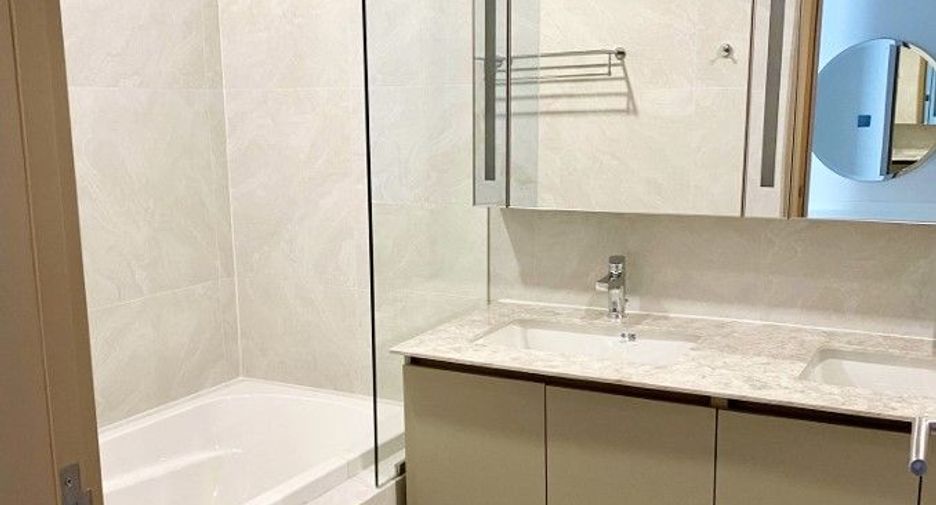 For rent 3 bedrooms condo in Huai Khwang, Bangkok