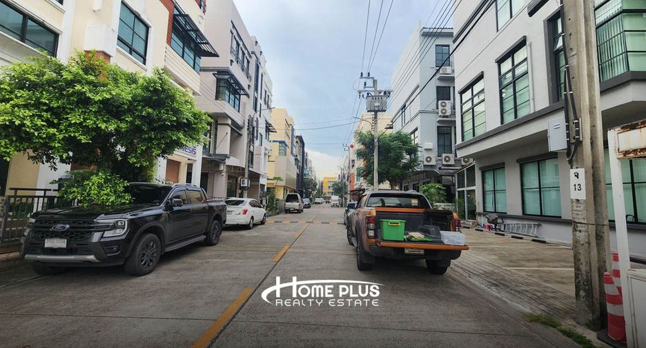 出售 4 卧室 联排别墅 在 Lat Phrao, 曼谷