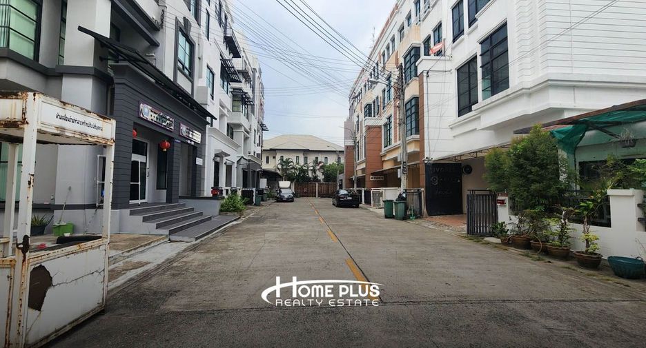 出售 4 卧室 联排别墅 在 Lat Phrao, 曼谷