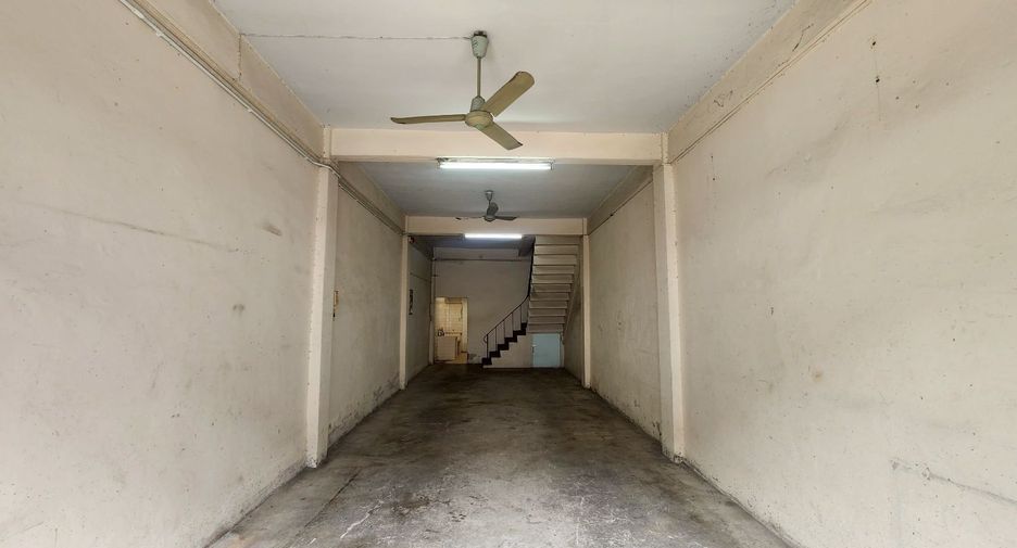 For sale 3 bedrooms retail Space in Din Daeng, Bangkok