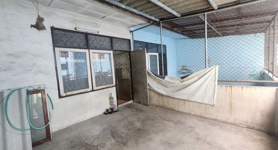 For sale 3 bedrooms retail Space in Din Daeng, Bangkok
