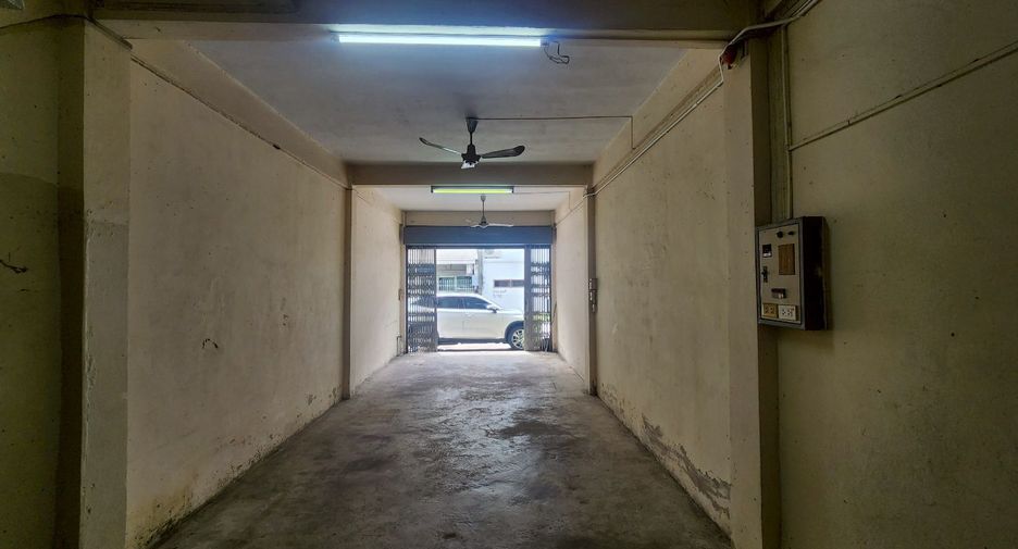 For sale 3 bedrooms retail Space in Din Daeng, Bangkok