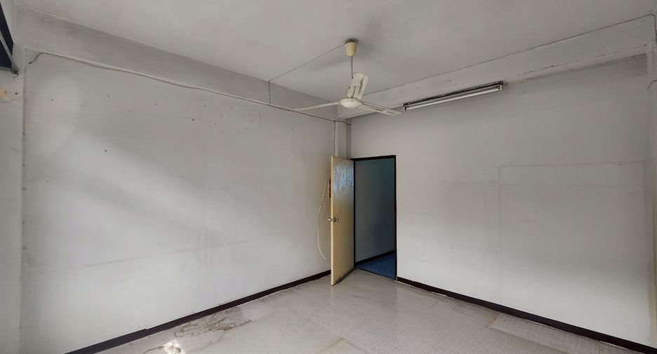 For sale 3 bedrooms retail Space in Din Daeng, Bangkok