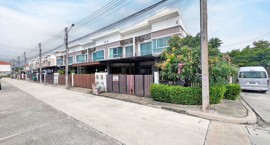 For sale 3 bed townhouse in Mueang Samut Sakhon, Samut Sakhon