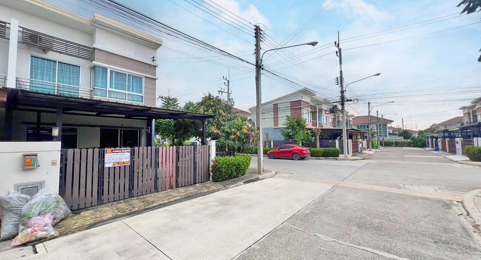 For sale 3 bed townhouse in Mueang Samut Sakhon, Samut Sakhon