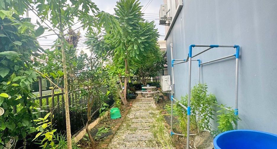 For sale 3 bed townhouse in Mueang Samut Sakhon, Samut Sakhon