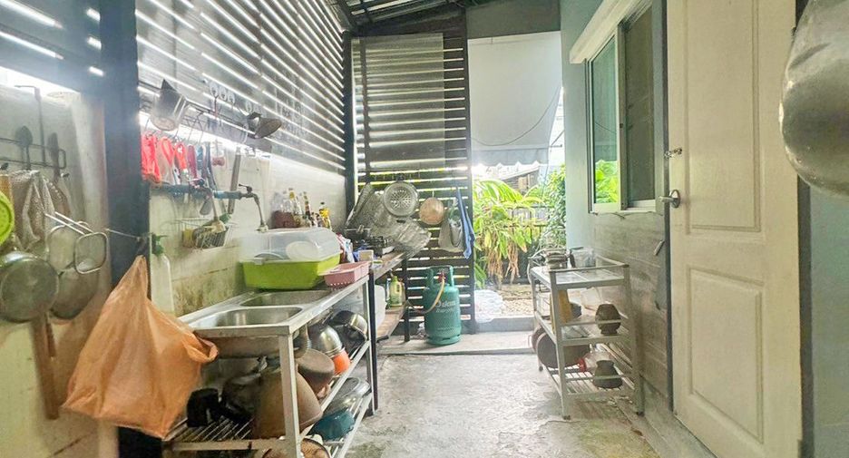 For sale 3 bed townhouse in Mueang Samut Sakhon, Samut Sakhon