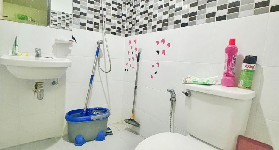 For sale 3 bed townhouse in Mueang Samut Sakhon, Samut Sakhon