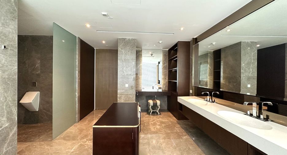 For sale 3 bedrooms condo in Pathum Wan, Bangkok