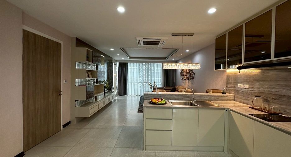 For sale 3 bedrooms townhouse in Yan Nawa, Bangkok