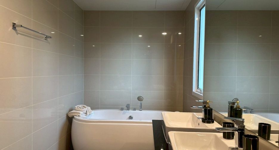 For sale 3 bedrooms townhouse in Yan Nawa, Bangkok
