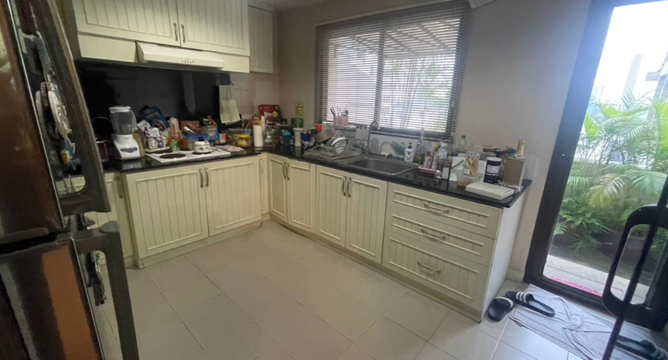 For sale 3 ベッドルーム condo in Watthana, Bangkok