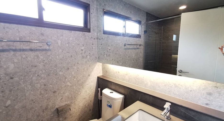 Casa en alquiler y en venta de 4 habitaciones en Bang Kapi, Bangkok