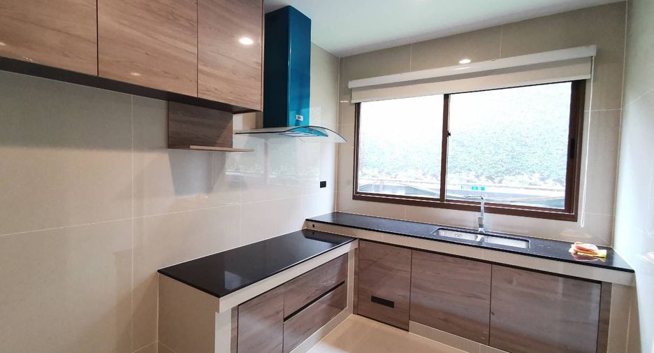 Casa en alquiler y en venta de 4 habitaciones en Bang Kapi, Bangkok