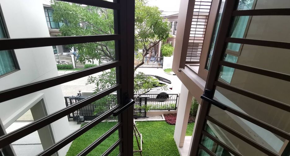 Casa en alquiler y en venta de 4 habitaciones en Bang Kapi, Bangkok