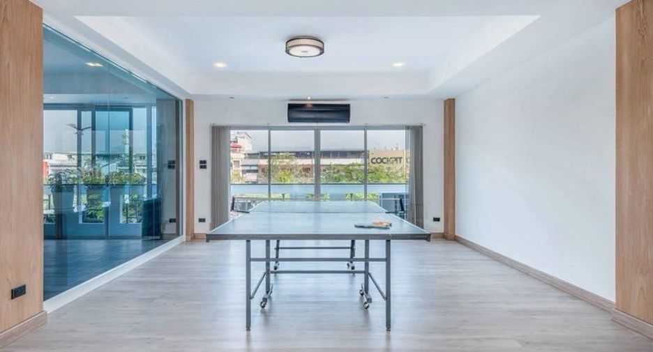 For rent 4 bedrooms townhouse in Mueang Chiang Mai, Chiang Mai