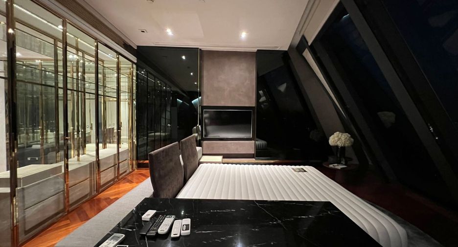 For rent 3 bedrooms condo in Khlong Toei, Bangkok