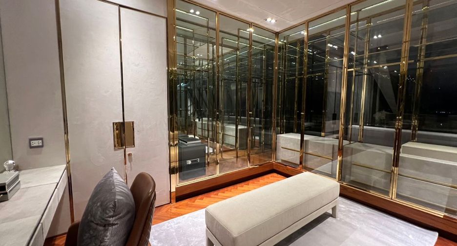 For rent 3 bedrooms condo in Khlong Toei, Bangkok