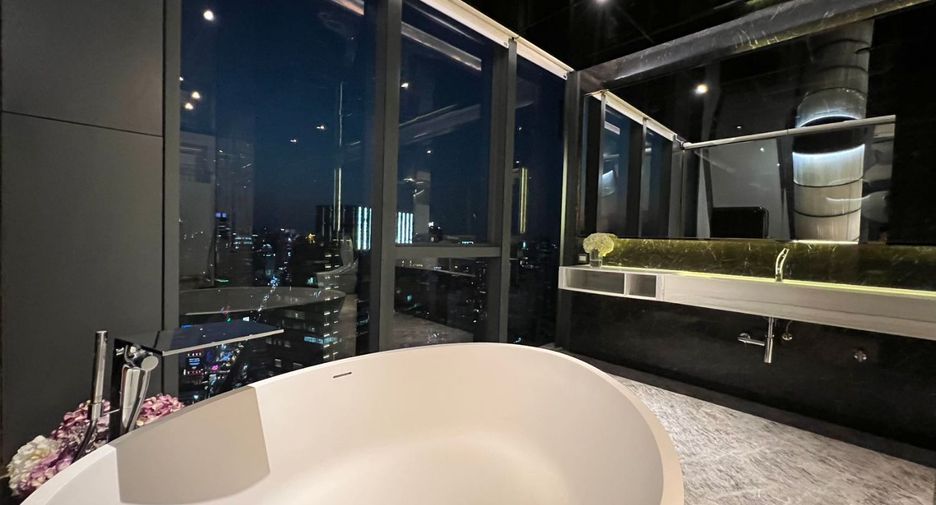 For rent 3 bedrooms condo in Khlong Toei, Bangkok