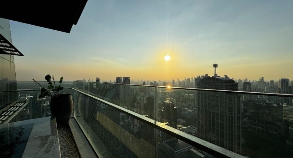 For rent 3 bedrooms condo in Khlong Toei, Bangkok