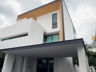 For rent and for sale 12 bedrooms house in Watthana, Bangkok