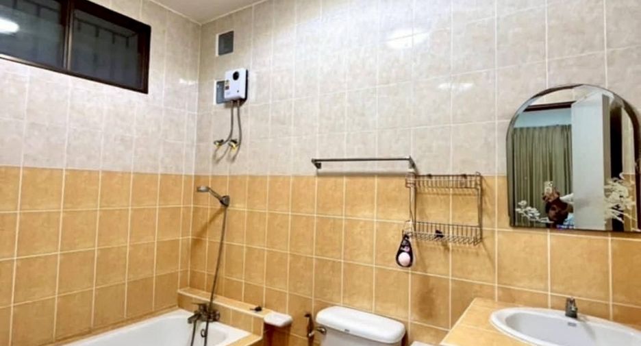 Casa en alquiler de 3 habitaciones en Bang Lamung, Chonburi