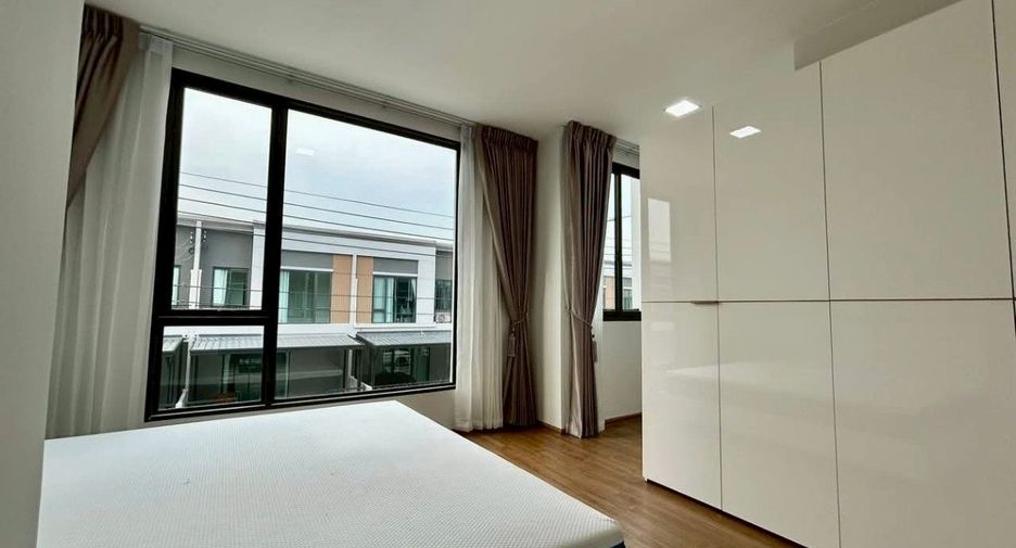 For rent 3 bedrooms townhouse in Bang Phli, Samut Prakan
