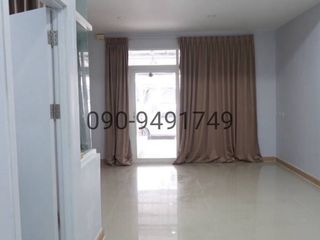 For rent 4 bedrooms townhouse in Saphan Sung, Bangkok