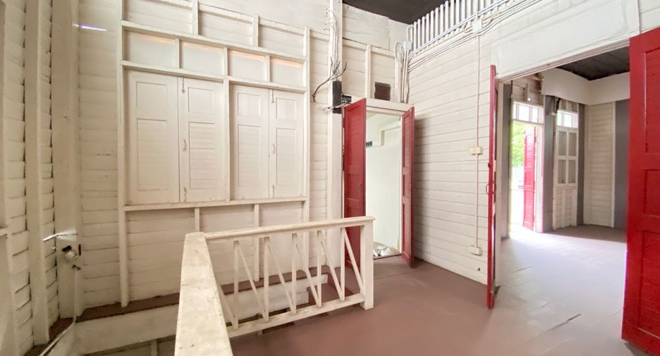 For rent 3 bedrooms retail Space in Mueang Chiang Mai, Chiang Mai