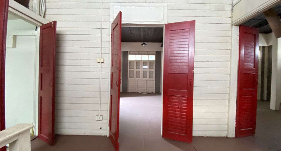 For rent 3 bedrooms retail Space in Mueang Chiang Mai, Chiang Mai