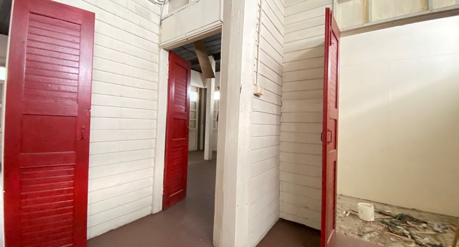For rent 3 bedrooms retail Space in Mueang Chiang Mai, Chiang Mai