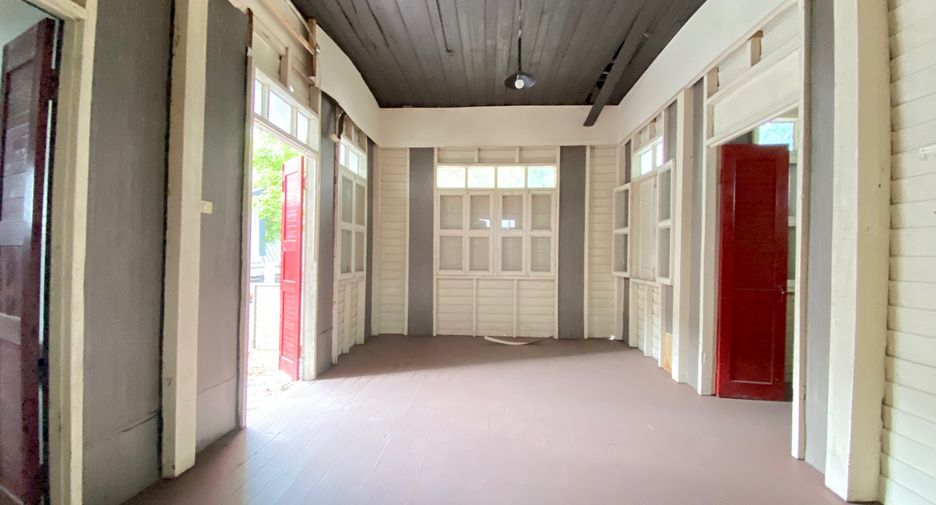 For rent 3 bedrooms retail Space in Mueang Chiang Mai, Chiang Mai