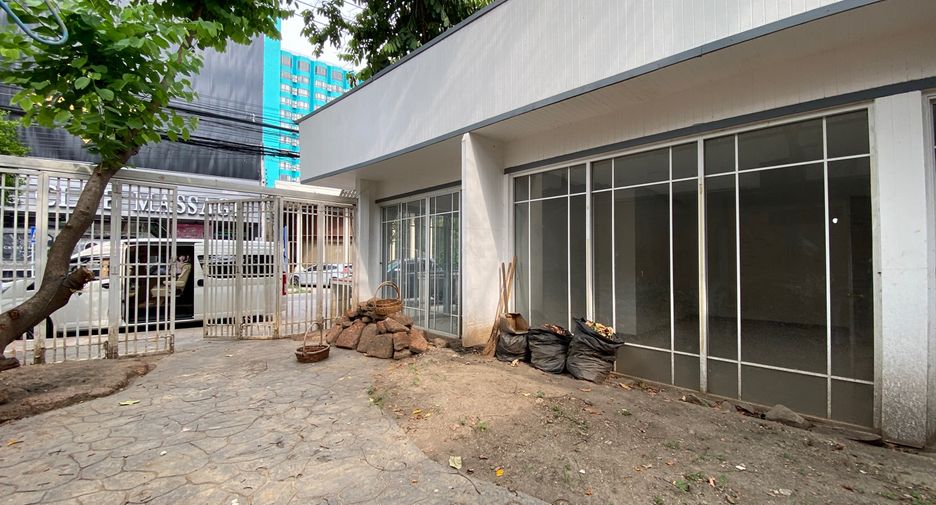 For rent 3 bedrooms retail Space in Mueang Chiang Mai, Chiang Mai