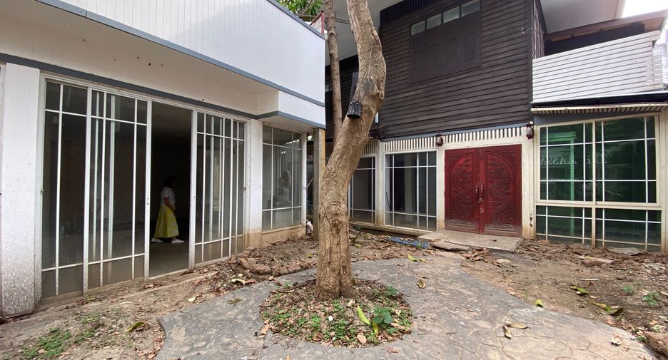 For rent 3 bedrooms retail Space in Mueang Chiang Mai, Chiang Mai