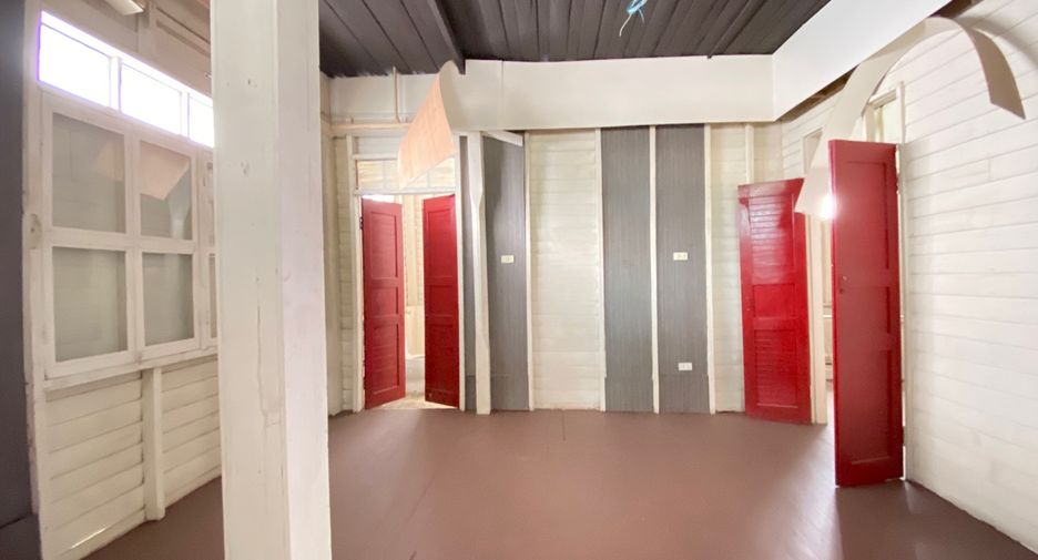 For rent 3 bedrooms retail Space in Mueang Chiang Mai, Chiang Mai