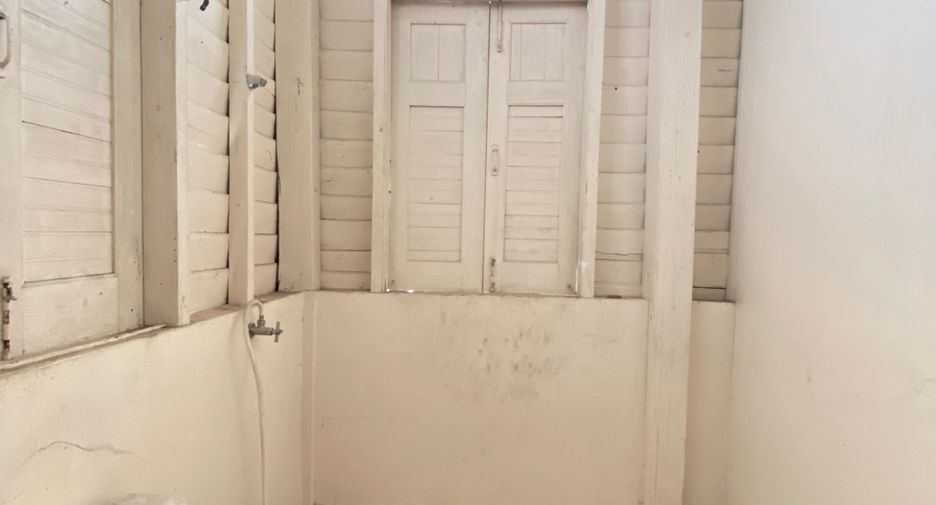 For rent 3 bedrooms retail Space in Mueang Chiang Mai, Chiang Mai